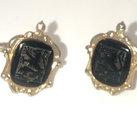 Vtg Carved Onyx Lion Intaglio Cameo Gold Tone Cufflinks Unmarked .9” x .8” - Picture 2 of 6